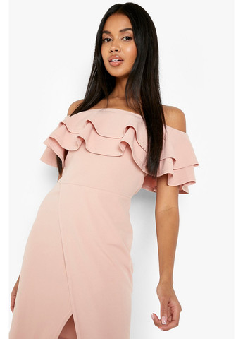 Розовое коктейльное платье с открытыми плечами Boohoo однотонное
