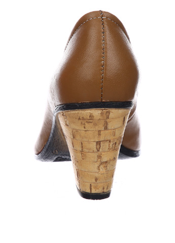 Туфли Avana на среднем каблуке с аппликацией