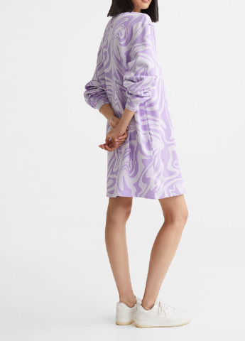 Светло-фиолетовое спортивное платье H&M с абстрактным узором
