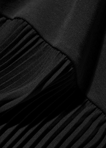 Чорна кежуал сукня плісована Uniqlo однотонна