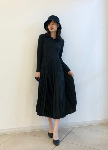 Чорна кежуал сукня плісована Uniqlo однотонна