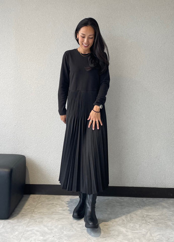 Чорна кежуал сукня плісована Uniqlo однотонна