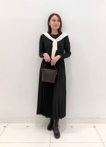 Чорна кежуал сукня плісована Uniqlo однотонна