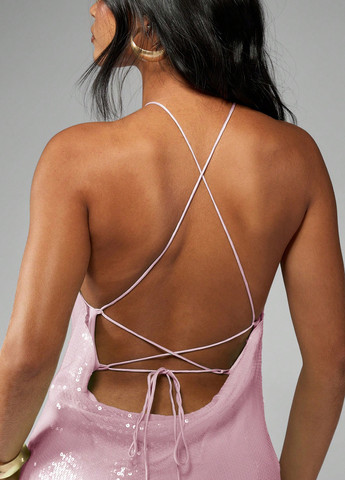 Светло-розовое коктейльное платье с открытыми плечами, с открытой спиной SHEIN однотонное