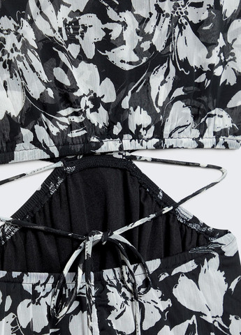 Чорна кежуал сукня Stradivarius з квітковим принтом