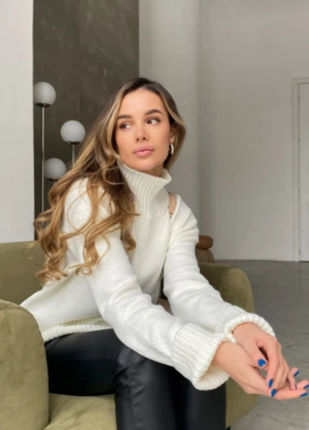 Білий демісезонний светр First Woman