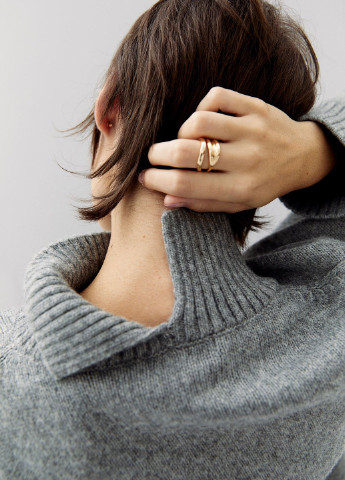 Серый демисезонный свитер H&M