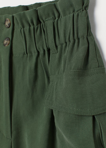 Шорти H&M карго однотонні темно-зелені кежуали віскоза
