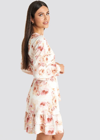 Айвори кэжуал платье клеш NA-KD с цветочным принтом