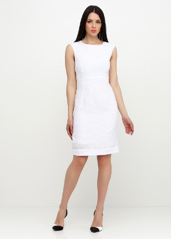 Белое коктейльное платье футляр Zero однотонное