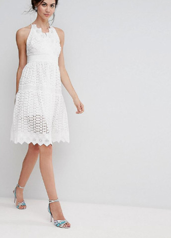 Белое кэжуал платье клеш, с открытой спиной True Decadence однотонное