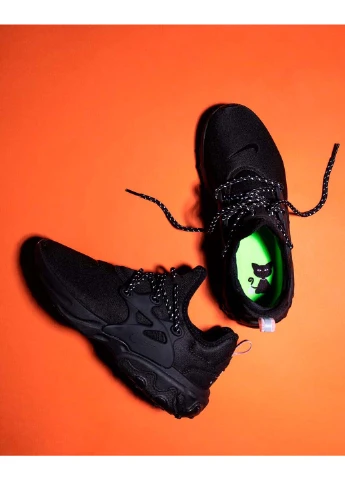 Черные всесезонные кроссовки Nike