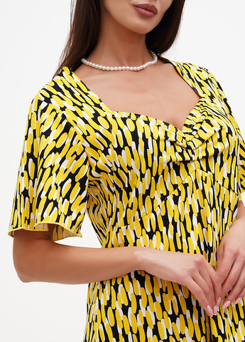 Гірчична кежуал сукня кльош Трикомир з абстрактним візерунком