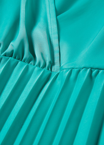 Зеленое кэжуал платье плиссированное C&A однотонное