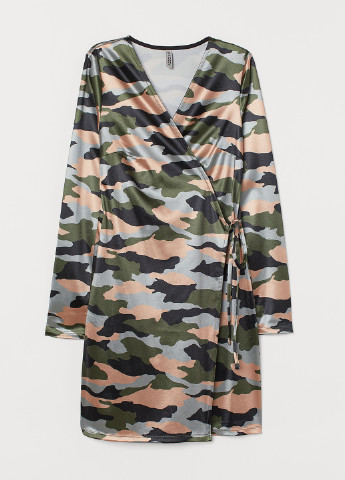 Комбинированное кэжуал платье на запах H&M с камуфляжным принтом