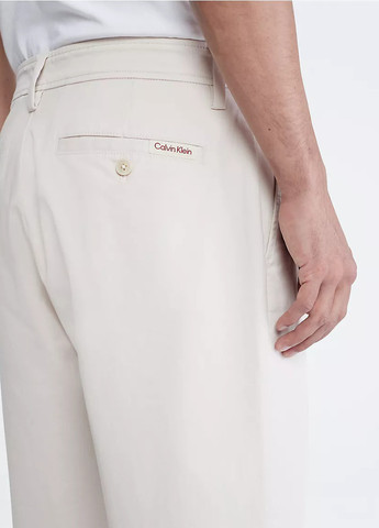 Светло-серые кэжуал демисезонные укороченные, чиносы брюки Calvin Klein
