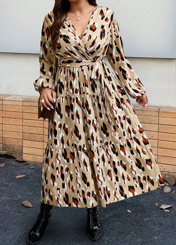 Бежевое кэжуал платье на запах SHEIN с абстрактным узором
