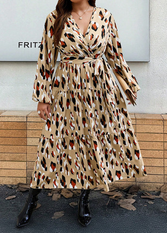 Бежевое кэжуал платье на запах SHEIN с абстрактным узором