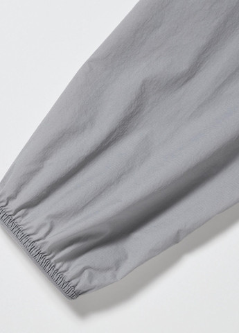 Сіра демісезонна вітровка Uniqlo