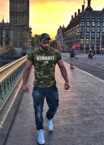 Зеленая футболка хаки BUTZ
