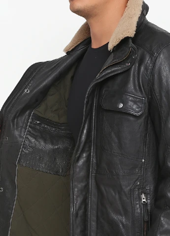 Чорна демісезонна куртка шкіряна Mustang