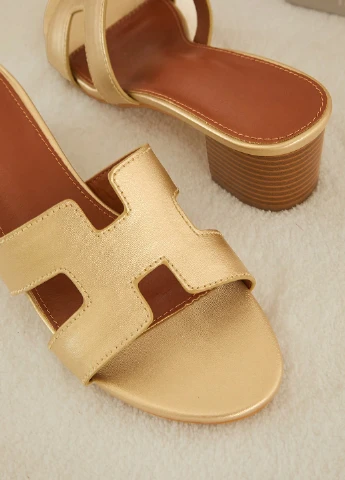 Золотые шлепанцы SHEIN