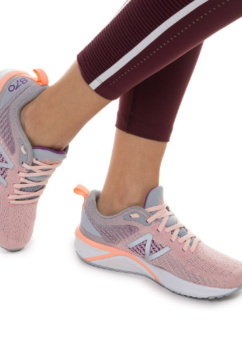 Светло-розовые всесезонные кроссовки New Balance 870