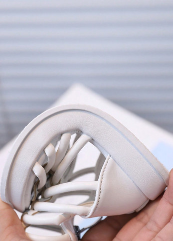 Белые сандалии SHEIN