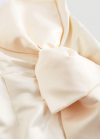 Кремовое коктейльное, праздничный платье с открытыми плечами, с открытой спиной SHEIN однотонное