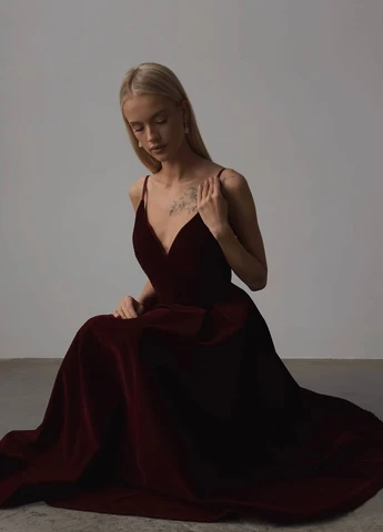 Темно-бордовое вечернее платье с пышной юбкой, с открытой спиной No Brand однотонное