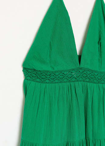 Зеленое коктейльное платье с открытой спиной Stradivarius однотонное