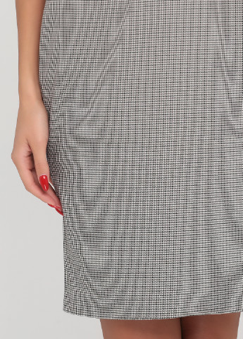 Черно-белое деловое платье футляр H&M с геометрическим узором