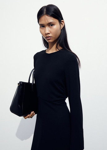 Черное кэжуал платье силуэтная H&M однотонное