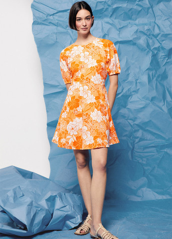 Оранжевое кэжуал платье клеш, с открытой спиной Springfield с цветочным принтом