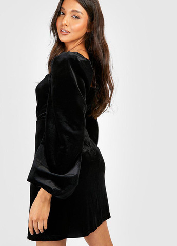 Чорна вечірня сукня футляр Boohoo однотонна