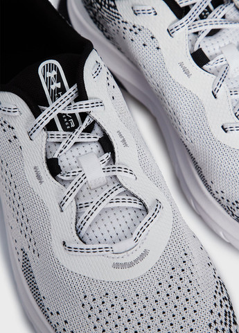 Белые всесезонные кроссовки Under Armour