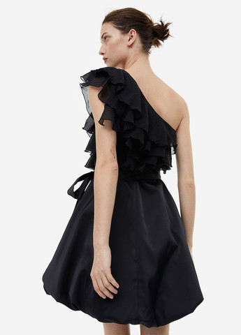 Черное коктейльное платье баллон, на одно плечо H&M однотонное