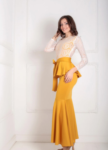 Горчичное кэжуал шикарное женское платье футляр с верхом из гипюра и воланом на талии adelis Podium однотонное