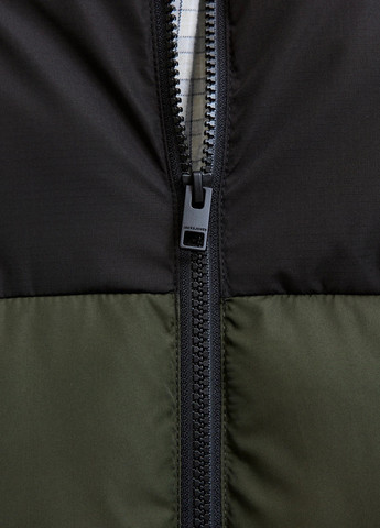 Оливкова (хакі) демісезонна куртка Jack & Jones