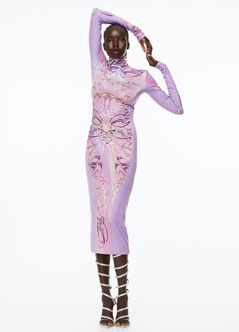 Сиреневое кэжуал платье силуэтная, платье-водолазка, с открытой спиной H&M с рисунком