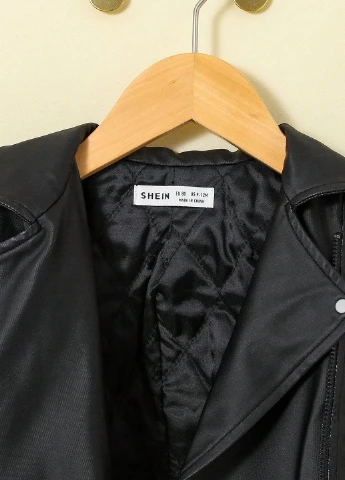 Черная демисезонная куртка косуха SHEIN