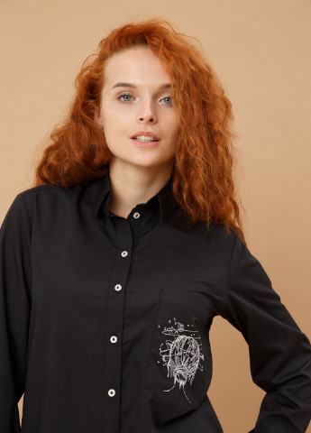 Черная демисезонная классическая рубашка с вышивкой на кармане INNOE Блуза с вышивкой