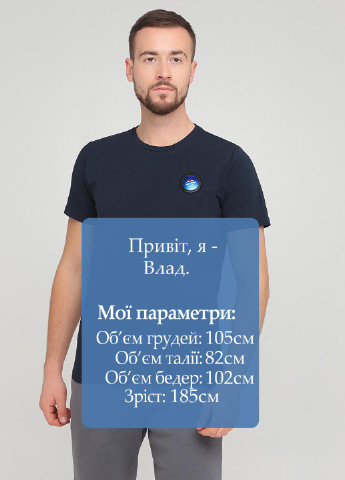 Темно-синя футболка Helvetica