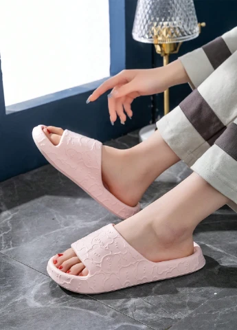 Розовые шлепанцы SHEIN с тиснением
