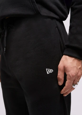 Черные спортивные демисезонные зауженные брюки New Era