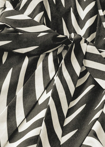 Черно-белое кэжуал платье на запах SHEIN с геометрическим узором