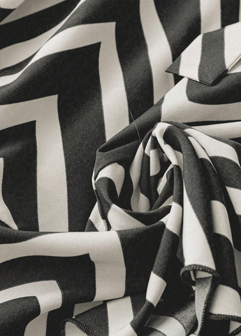 Черно-белое кэжуал платье на запах SHEIN с геометрическим узором