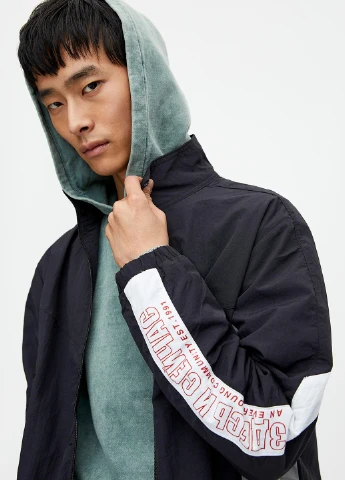 Чорна вітровка Pull & Bear