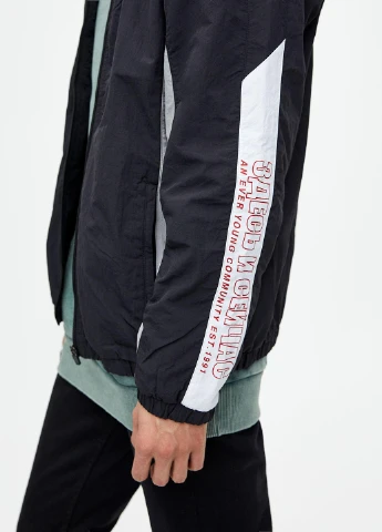 Чорна вітровка Pull & Bear