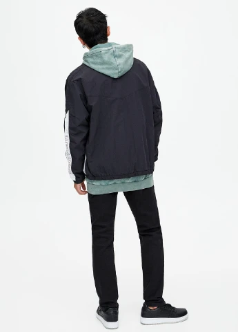 Чорна вітровка Pull & Bear